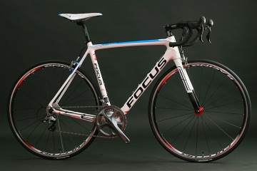 フォーカス IZALCO TEAM REPLICA 流麗な形状で生まれ変わった